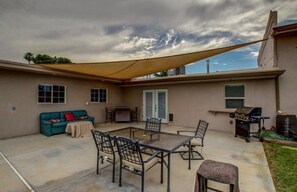 Outdoor dining - Perfect Location, Beautiful home w/3 King Beds, 1 Queen Bed, (Scottsdale)