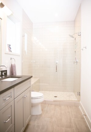 Combined shower/bathtub, hair dryer, towels, soap - Classy Stay only 2 Miles from Downtown - Sleeps 12 (Nashville)