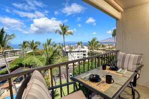 Outdoor dining - Enthralling Sunset Views from Top-floor Remodel steps from Maui's Best Beaches. (Kihei)