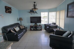 TV connectée, lecteur de DVD, table de tennis de table, livres