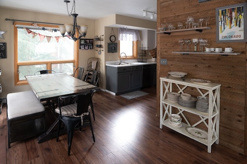 3 makuuhuoneen 3. 5 kylpyhuoneen Pine Creek Townhouse kävely kaupunkiin ja vaellus