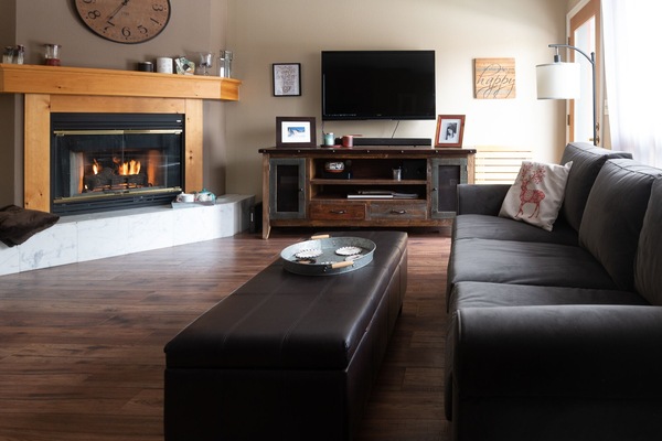 Smart TV, chimenea y libros