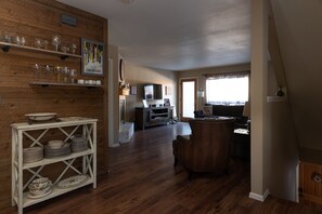 Älytelevisio, takka, kirjoja