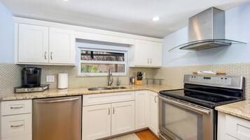 Køleskab, mikrobølgeovn, ovn, kogeplade