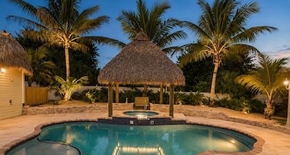 Private Jupiter Oasis: Heated Pool & Hot Tub + Pet Friendly