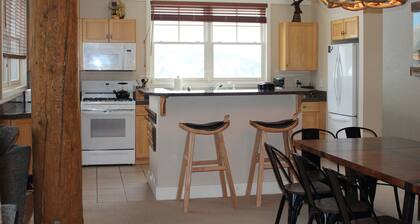 Verdaderamente Ski In / Ski Out Condo! Amplio, duerme 11! Grandes vistas a la montaña!