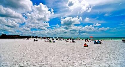Siesta Key Townhome across from Pristine Sand & Blue Waters 2b/2b king queen