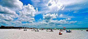 Siesta Key Townhouse enfrente de prístina arena y aguas azules 2BD / 2b King & Queen