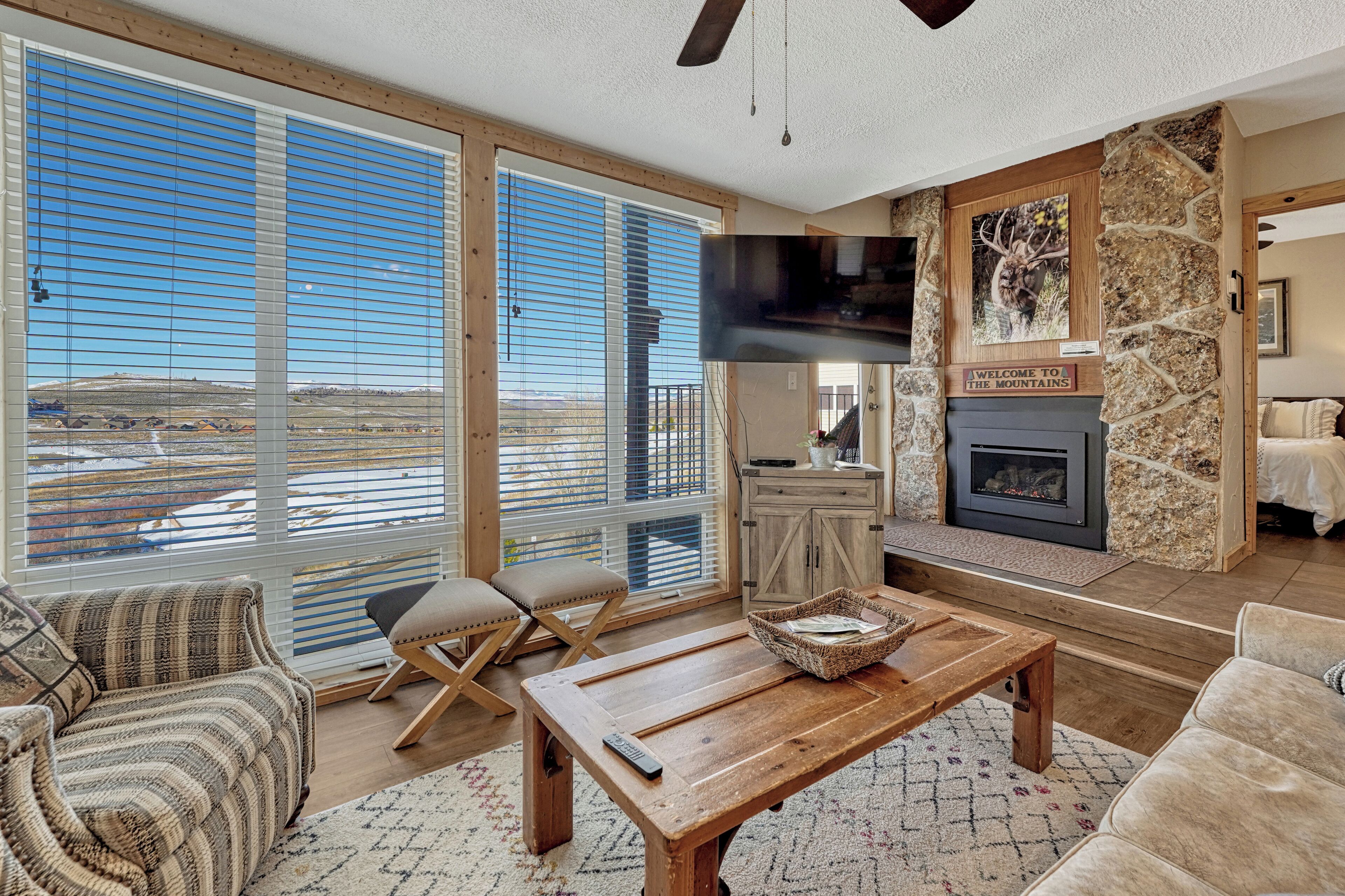 Smart TV, chimenea, reproductor de DVD y videoteca 