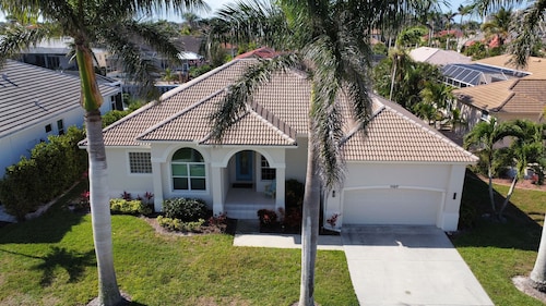 Spacious & Relaxing Retreat with Private Pool. The Ideal Marco Getaway!
