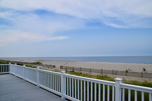 Beautiful Beachfront Retreat on Broadkill Beach. Perfect for couples & families.