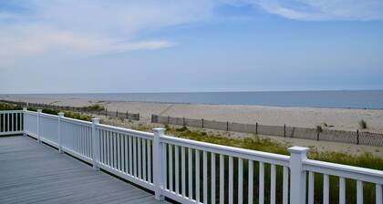 Beautiful Beachfront Retreat on Broadkill Beach. Perfect for couples & families.