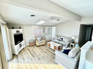 Smart TV - Beautiful Beachfront Retreat on Broadkill Beach. Perfect for couples & families. (Milton)
