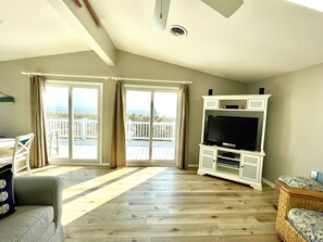 Smart TV - Beautiful Beachfront Retreat on Broadkill Beach. Perfect for couples & families. (Milton)