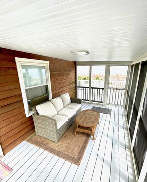 Smart TV - Beautiful Beachfront Retreat on Broadkill Beach. Perfect for couples & families. (Milton)
