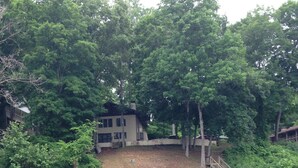 A house with a dock and boats by a calm lake surrounded by trees. - Ultimate Getaway Lake Cumberland, Great Location, easy access to water (Jamestown)