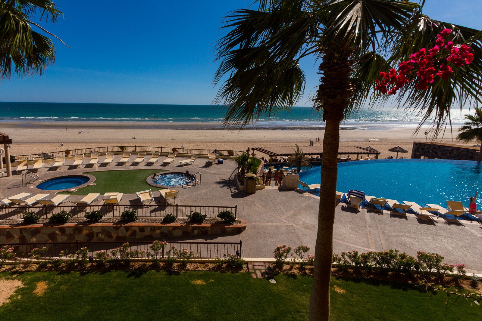 Een buitenzwembad, een verwarmd zwembad