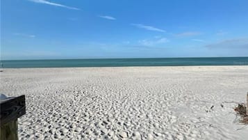 Plage à proximité, chaises longues, serviettes de plage