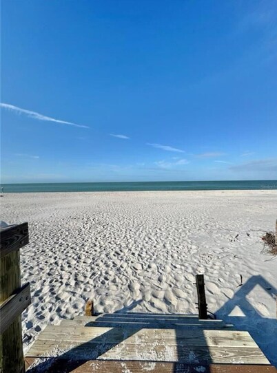 Paradise on LGI! Golf Cart, Pool & Private Beach along with free parking & ferry