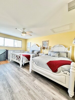 2 bedrooms, iron/ironing board, travel crib, WiFi - Paradise on LGI! Golf Cart, Pool & Private Beach, Free parking & Free ferry (Placida)