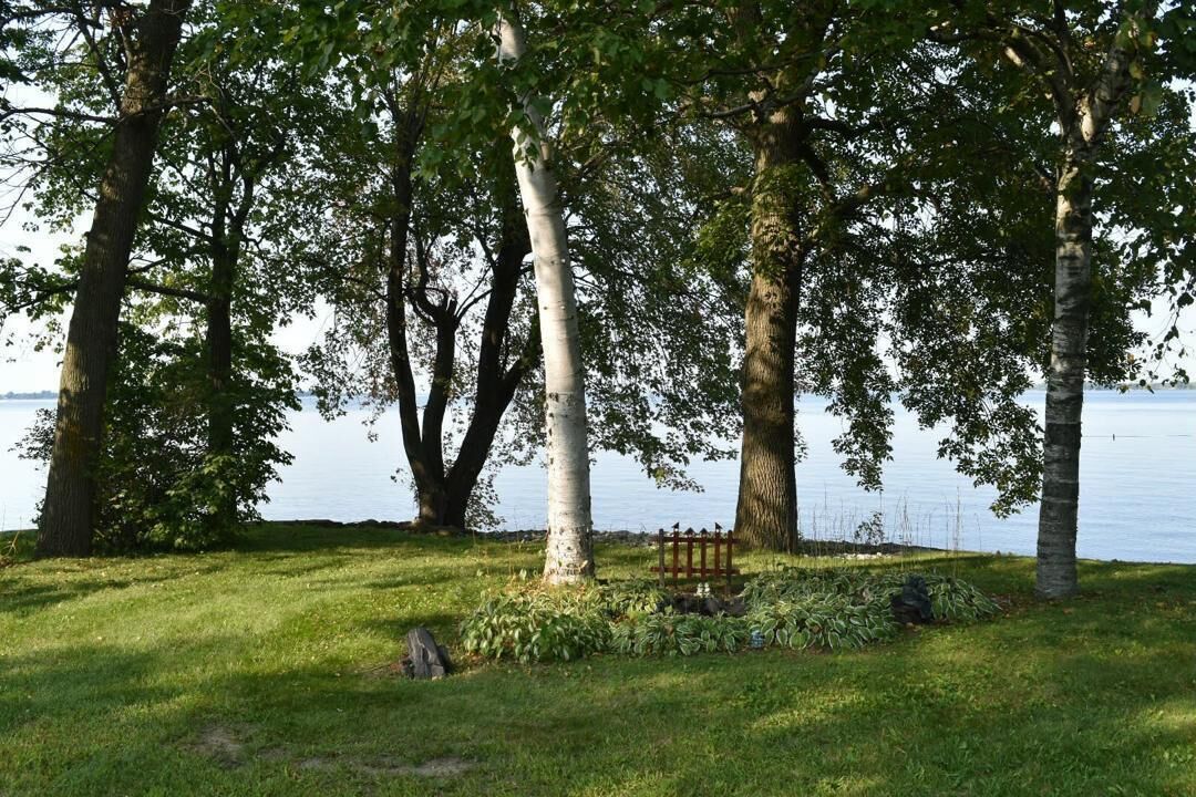  Beautiful Lakefront Home With Amazing Views! 