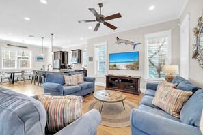 Smart TV, books - SunCats Beach House - 4 Bedroom Home Close to Beach - 5 Star Reviews! (Santa Rosa Beach)