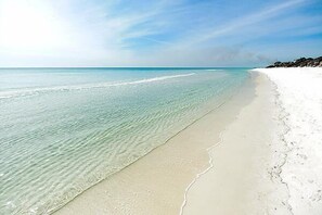 Una spiaggia nelle vicinanze, lettini da mare