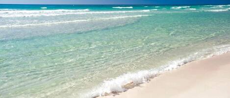 Nær stranden og solsenger