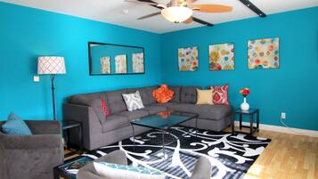 Televisión, reproductor de DVD y videoteca