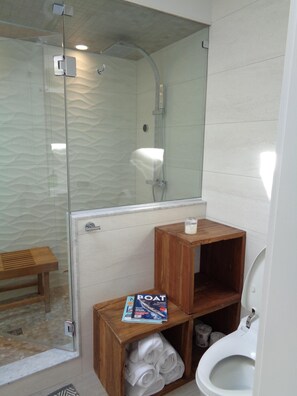 Ensemble douche/baignoire, sèche-cheveux, bidet, serviettes fournies