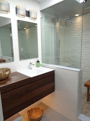 Duschwanne, Haartrockner, Bidet, Handtücher