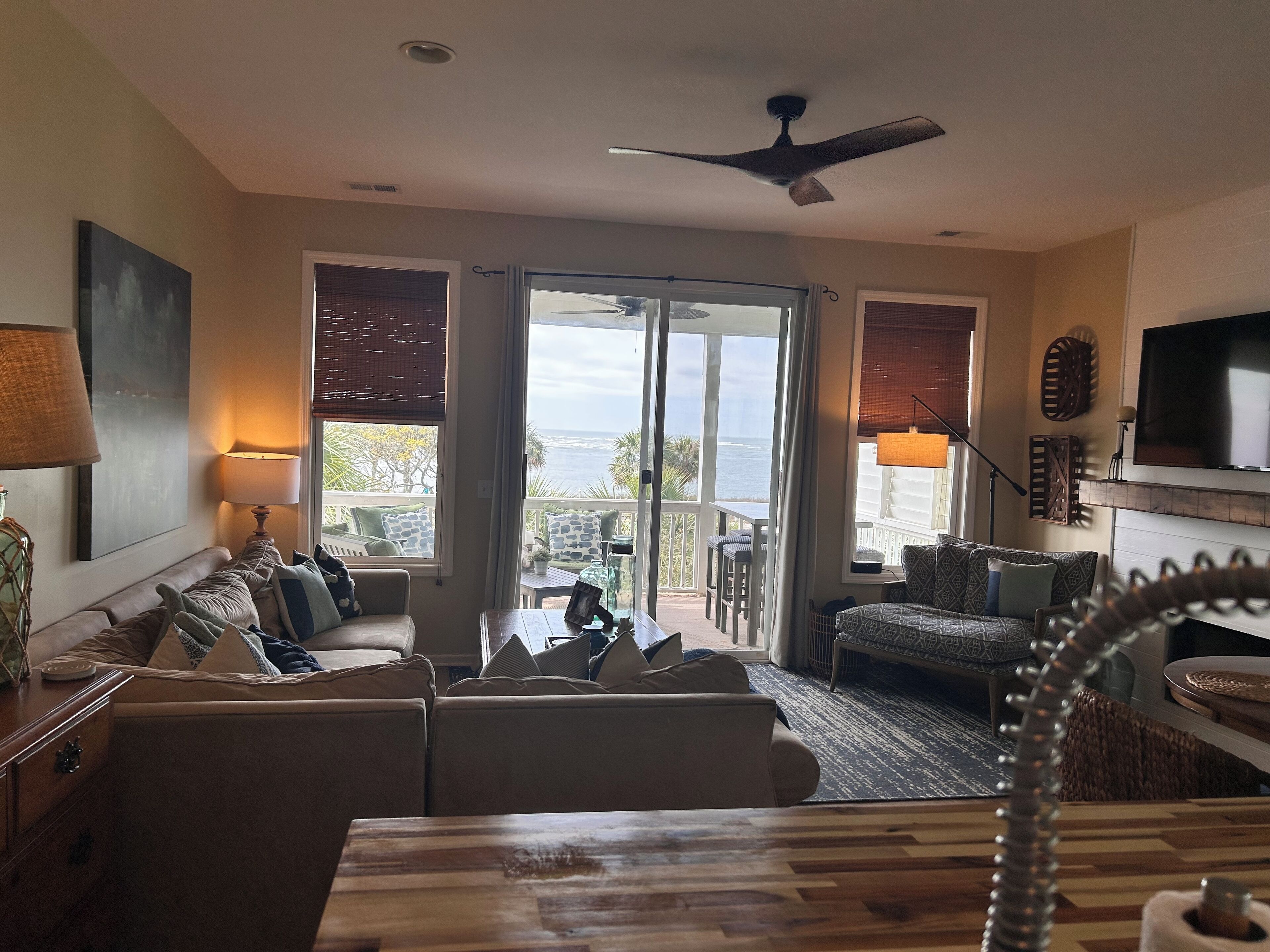 Smart-TV, Kamin, Videospiele, Bücher