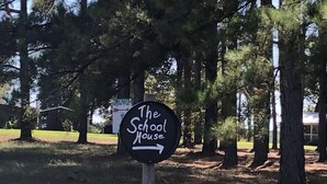 Señal que indica el camino a 'The School House'.