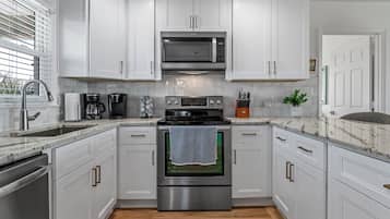 KĂŒhlschrank, Mikrowelle, Ofen, Herdplatte