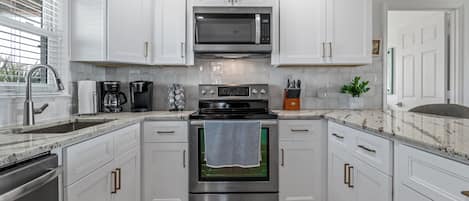 Geladeira, micro-ondas, fogão, cooktop