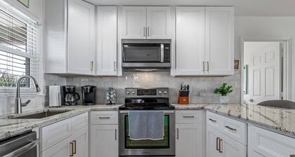 Hermosa, remodelada 5 Br 4 Bth casa frente al mar con piscina privada climatizada.