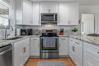 Hermosa, remodelada 5 Br 4 Bth casa frente al mar con piscina privada climatizada.