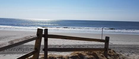 Nær stranden og solsenger