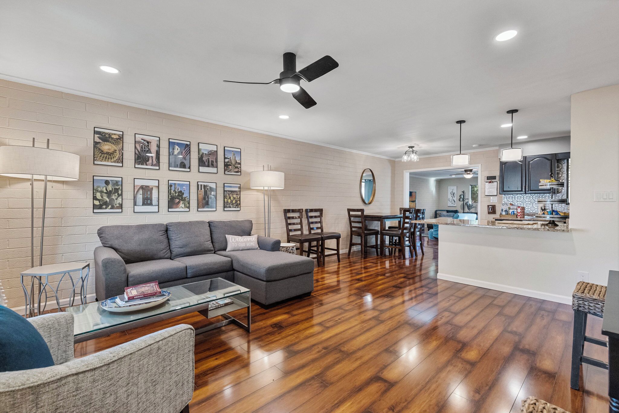 Smart-TV, peis, DVD-spiller og bøker