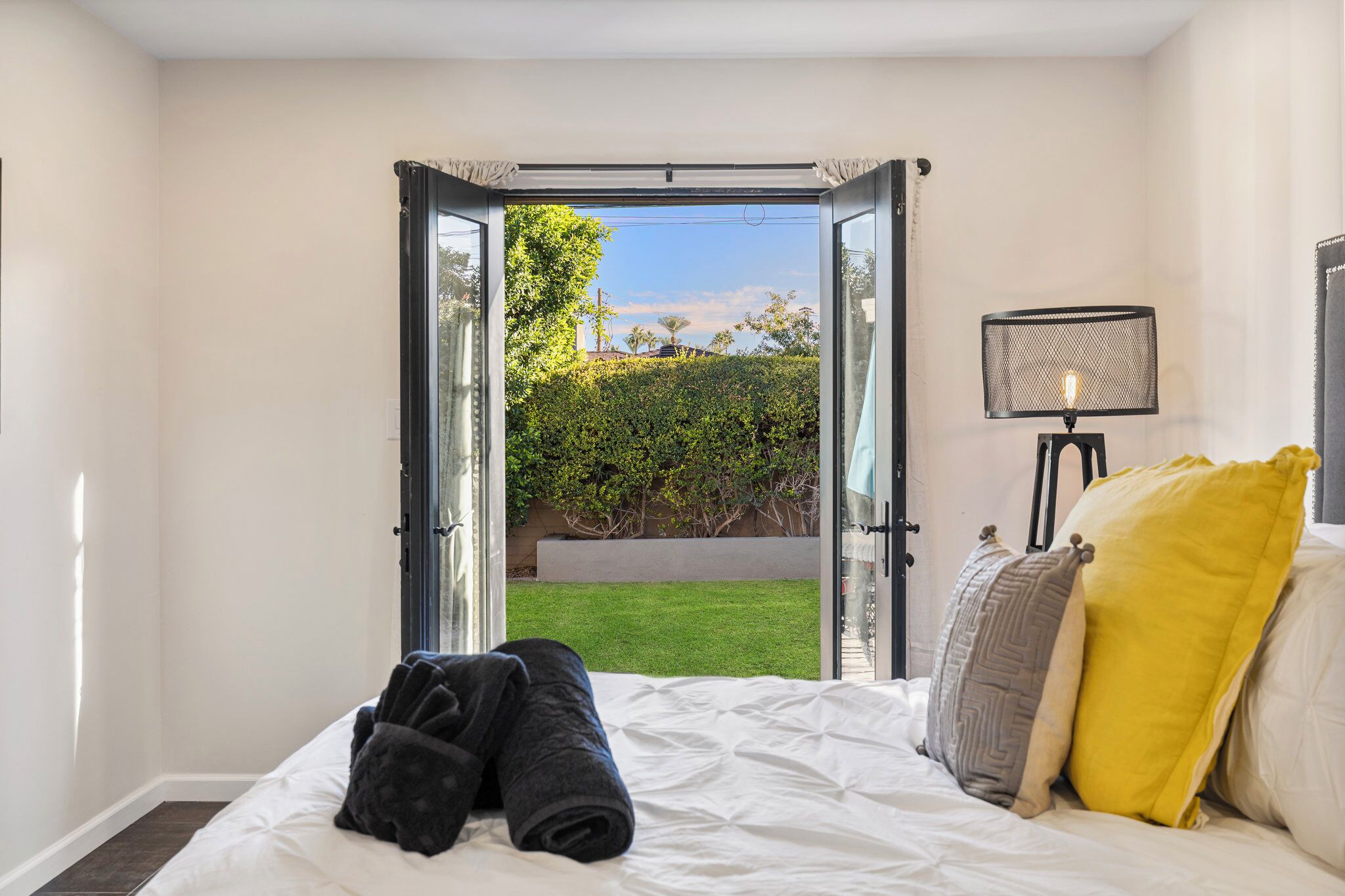 3 dormitoris, planxa i posts de planxar i un bressol de viatge 