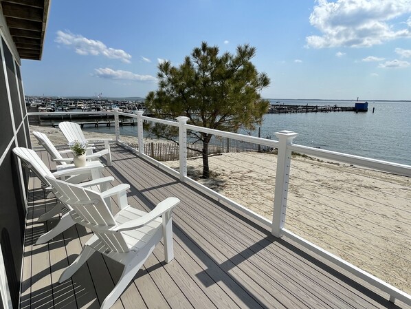 Terrace/patio - Charming Beachfront Townhome-Screen Porch-Sundeck-Beach and 4 Parking Spots! (Dewey Beach)