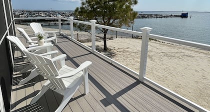Charming Beachfront Townhome-Screen Porch-Sundeck-Beach and 4 Parking Spots!