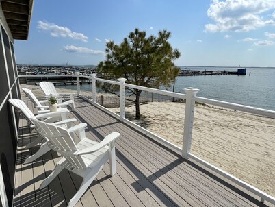 4 Br Luxury Direct Bayfront Screen Porch, Sundeck, Beach, Pier, Walk everywhere!