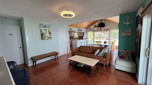 TV, fireplace, table tennis, stereo - Kemah Seaside Retreat: Last minute deal! Call or text for rates 713-425-9109. (Kemah)