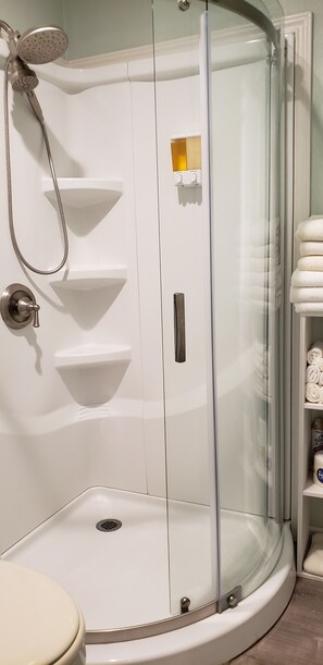Combined shower/tub, hair dryer, towels, shampoo - Kemah Seaside Retreat: Last minute deal! Call or text for rates 713-425-9109. (Kemah)