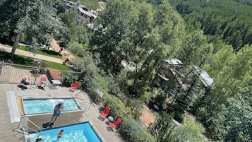 Alberca al aire libre y alberca climatizada