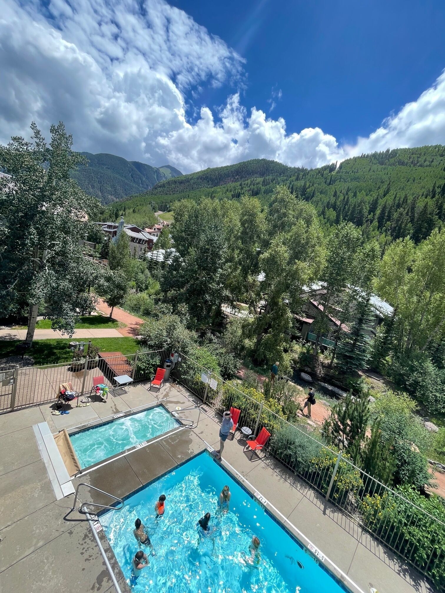 Alberca al aire libre y alberca climatizada