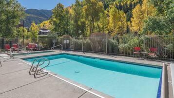 Piscina all'aperto, una piscina riscaldata