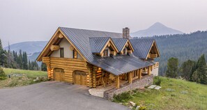 Exterior - Gorgeous Home! Private Hot Tub, Stunning Views, & Backcountry Ski Access! (Big Sky)