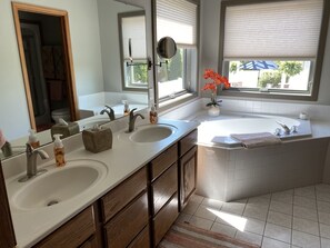 Dusche, Whirlpool, Haartrockner, Handtücher
